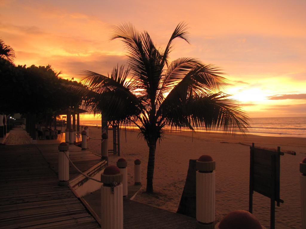 Playa Almendro Tonsupa